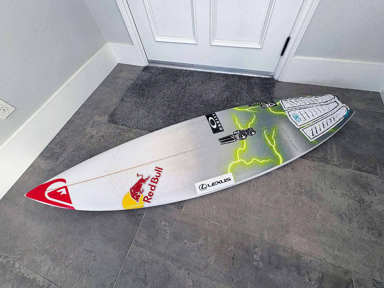 五十嵐カノア使用ボード・JS / MONSTER 10 / PU / 5’11" x 19" x 29.53L